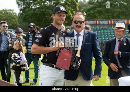 Egham, Surrey, Großbritannien. August 2021. Matias Machado, der für das Bardon Polo Team spielt, wird von John Collins, CEO und Gründer von Talacrest, nach seinem Spiel im Unterfinale des Talacrest Prince of Wales Championship Cup, mit Geschenken überreicht. Das Bardon Polo Team besiegte das UAE Polo Team. Quelle: Maureen McLean/Alamy Stockfoto