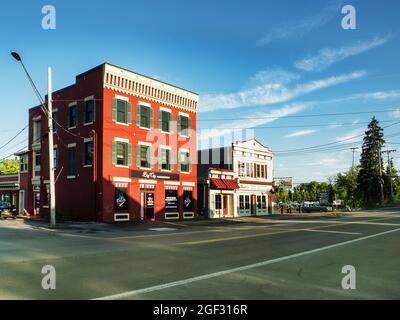 Brewerton, New York, USA. August 22,2021.Blick auf einen Friseurladen und ein Restaurant im kleinen Dorf Brewerton, New York Stockfoto