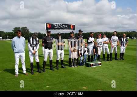 Egham, Surrey, Großbritannien. August 2021. Bardon Polo Team (links) Gewinner des Unterfinales des Talacrest Prince of Wales Championship Cup und Vizemeister des UAE Polo Teams. Quelle: Maureen McLean/Alamy Stockfoto