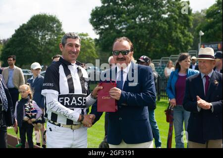 Egham, Surrey, Großbritannien. August 2021. Der Schiedsrichter Julian Appleby wird nach dem Unterfinale des Talacrest Prince of Wales Championship Cup von John Collins, CEO und Gründer von Talacrest, ein Cartier-Geschenk überreicht. Das Bardon Polo Team besiegte das UAE Polo Team. Quelle: Maureen McLean/Alamy Stockfoto