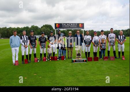 Egham, Surrey, Großbritannien. August 2021. Bardon Polo Team (links) Gewinner des Unterfinales des Talacrest Prince of Wales Championship Cup und Vizemeister des UAE Polo Teams. Quelle: Maureen McLean/Alamy Stockfoto