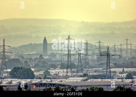 Glasgow, Schottland, 23. August 2021. Wetter in Großbritannien: Der neblige Start sah den ganzen Tag über eingeschränkte Sicht, da die Pylons im einkaufszentrum braehead am Fluss clyde einen nebligen Hintergrund für ihre Schwestern im Hintergrund hatten. Credit Gerard Ferry/Alamy Live News Stockfoto