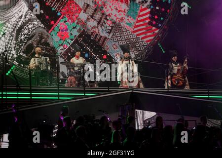 KIEW, UKRAINE - 22. AUGUST 2021 - Mitglieder des DakhaBrakha Quartetts spielen The Ark Ukraine: Ten Centuries of Ukrainian Music Konzert in Mykhailivska Stockfoto