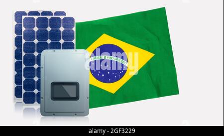 Solar-Photovoltaik-Panels, inversor und Brasilien Flagge isoliert auf weißem Hintergrund. Platz für Text Stockfoto