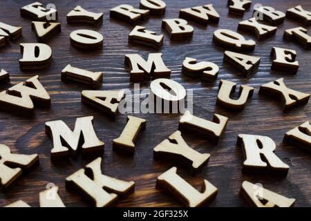 Storytelling- und Blogging-Konzept. Holzbriefe auf dem Schreibtisch. Stockfoto