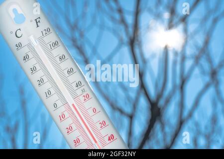 Das Thermometer liegt auf dem Schnee und zeigt ein Negativ Temperatur in kaltem Wetter am blauen Himmel.Meteorologische Bedingungen mit Niedrige Luft und Umgebungs t Stockfoto