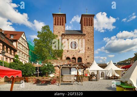 Bensheim, Deutschland - 2021. August: Pfarrkirche St. Georg in der Altstadt an sonnigen Sommertagen Stockfoto