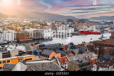 Stadt- und Hafenlandschaft von Bergen in Norwegen. Stockfoto