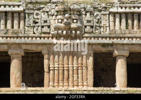 Gran Palacio Norte, der große Palast, Säulen im Puuc-Stil, Sayil, Yucatan, Mexiko Stockfoto