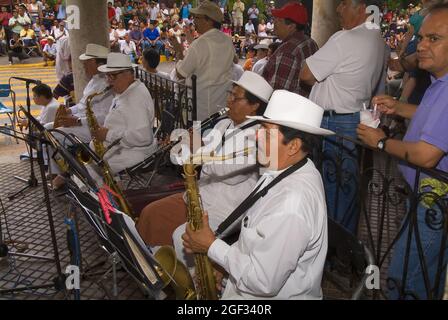 Merida, Mexiko: 01. April 2007 - die lokale Folkloregruppe zeigt ihre traditionelle Kultur und tanzt auf der Straße während des Sonntagmorgendfestes, Stockfoto