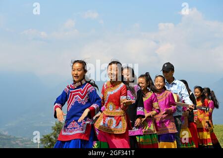(210823) -- CHENGDU, 23. August 2021 (Xinhua) -- Mädchen und ihre Lehrerin singen im Freien in der Stadt Dacao im Bezirk Puge, Autonome Präfektur Liangshan Yi, südwestlich der Provinz Sichuan in China, am 6. August 2021. Der Mädchenchor an der zentralen Grundschule von Dacao im Bezirk Puge erregte große Aufmerksamkeit, nachdem die Videos ihrer Performances auf kurzen Videoportalen geteilt wurden. Der Chor wurde in diesem Sommer zu einem Musikfestival in Peking, der Hauptstadt Chinas, eingeladen. (Xinhua/Tang Wenhao) Stockfoto