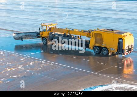 Ausrüstung zur Entfernung von Maschinenschnee am Flughafen Stockfoto