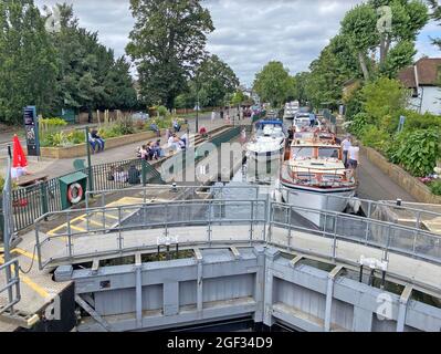 Die BOULTERS-SCHLEUSE an der Themse in Maidenhead, im US-Königreich, liegt an der Themse. Stockfoto