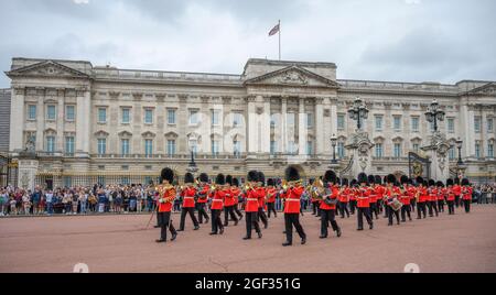 Wellington Barracks, London, Großbritannien. 23. August 2021. Vorbereitungen in den Wellington Barracks für die feierliche Wachablösung mit Musik im Buckingham Palace nach der längsten Pause seit dem 2. Weltkrieg aufgrund der Einschränkungen des Coronavirus im März 2020. Die Nummer 3 Kompany des 1. Bataillons Coldstream Guards mit Sitz in Windsor übernimmt diese erste feierliche Aufgabe in Begleitung der Band der Coldstream Guards. Bild: Die alte Garde verlässt den Buckingham Palace am Ende der Zeremonie. Quelle: Malcolm Park/Alamy Live News Stockfoto