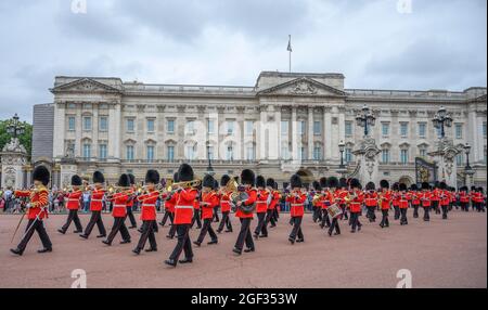 Wellington Barracks, London, Großbritannien. 23. August 2021. Vorbereitungen in den Wellington Barracks für die feierliche Wachablösung mit Musik im Buckingham Palace nach der längsten Pause seit dem 2. Weltkrieg aufgrund der Einschränkungen des Coronavirus im März 2020. Die Nummer 3 Kompany des 1. Bataillons Coldstream Guards mit Sitz in Windsor übernimmt diese erste feierliche Aufgabe in Begleitung der Band der Coldstream Guards. Bild: Die alte Garde verlässt den Buckingham Palace am Ende der Zeremonie. Quelle: Malcolm Park/Alamy Live News Stockfoto