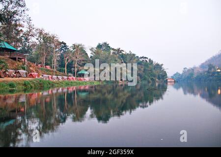 Camping in einem Wald am Fluss Kwai in Thailand Stockfoto