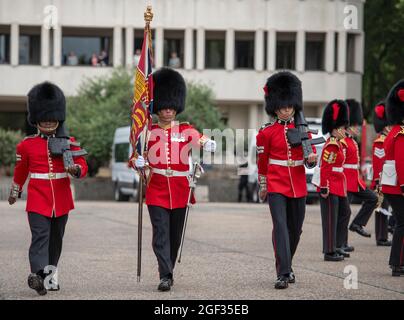 Wellington Barracks, London, Großbritannien. 23. August 2021. Vorbereitungen in den Wellington Barracks für die feierliche Wachablösung mit Musik im Buckingham Palace nach der längsten Pause seit dem 2. Weltkrieg aufgrund der Einschränkungen des Coronavirus im März 2020. Die Nummer 3 Kompany des 1. Bataillons Coldstream Guards mit Sitz in Windsor übernimmt diese erste feierliche Aufgabe in Begleitung der Band der Coldstream Guards. Bild: Inspektion der Wache in Wellington Barracks vor der Zeremonie. Quelle: Malcolm Park/Alamy Live News Stockfoto