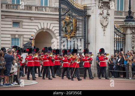 Wellington Barracks, London, Großbritannien. 23. August 2021. Vorbereitungen in den Wellington Barracks für die feierliche Wachablösung mit Musik im Buckingham Palace nach der längsten Pause seit dem 2. Weltkrieg aufgrund der Einschränkungen des Coronavirus im März 2020. Die Nummer 3 Kompany des 1. Bataillons Coldstream Guards mit Sitz in Windsor übernimmt diese erste feierliche Aufgabe in Begleitung der Band der Coldstream Guards. Bild: Die alte Garde verlässt den Buckingham Palace am Ende der Zeremonie. Quelle: Malcolm Park/Alamy Live News Stockfoto