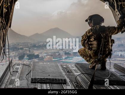 US-Soldat, der der 10. Bergdivision zugewiesen wurde, untersucht die Rückseite eines CH-47 Chinooks während eines Fluges über Kabul, Afghanistan, am 3. März 2020. (USA Army Reserve Foto von SPC. Jeffery J. Harris/ veröffentlicht) Stockfoto