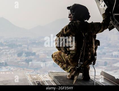 Der US-Soldat, der der 10. Bergdivision zugewiesen wurde, untersucht die Rückseite eines CH-47 Chinooks während eines Fluges über Kabul, Afghanistan, am März. 3, 2020. (USA Army Reserve Foto von SPC. Jeffery J. Harris/ veröffentlicht) Stockfoto
