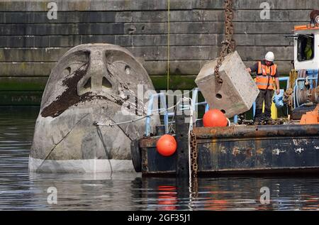 Die 27 Tonnen schwere Skulptur Floating Head aus Beton und Stahl des Künstlers Richard Groom wird etwa 33 Jahre nach ihrer Entstehung für das Glasgow Garden Festival am Fluss Clyde in der Nähe des Glasgow Science Center aufgestellt. Bilddatum: Montag, 23. August 2021. Stockfoto