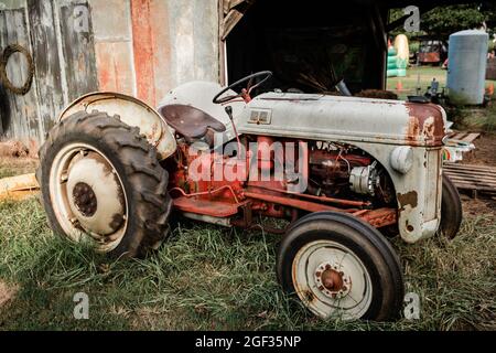 Ein alter alter, alter Traktor mit antiken Res und Grau auf einem ländlichen Bauernhof Stockfoto