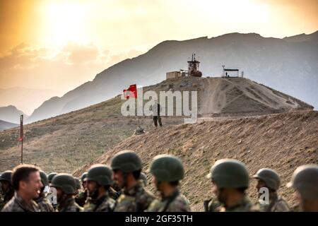 Die Auszubildenden der afghanischen Nationalarmee stehen während eines Besuchs des stellvertretenden afghanischen Verteidigungsministers Dr. Yasin Zia und des Befehlshabers der Resolute Support General Scott Miller in Kabul, Afghanistan, am 3. März 2020 in Ausbildung. Resolute Support ist eine von der NATO geleitete Mission (Organisation des Nordatlantikvertrags), die die afghanischen nationalen Verteidigungs- und Sicherheitskräfte und -Institutionen ausbildet, berät und unterstützt. (USA Army Reserve Foto von SPC. Jeffery J. Harris/veröffentlicht) Stockfoto