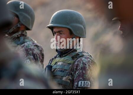 Die Auszubildenden der afghanischen Nationalarmee stehen während eines Besuchs des stellvertretenden afghanischen Verteidigungsministers Dr. Yasin Zia und des Befehlshabers der Resolute Support General Scott Miller in Kabul, Afghanistan, am 3. März 2020 in Ausbildung. Resolute Support ist eine von der NATO geleitete Mission (Organisation des Nordatlantikvertrags), die die afghanischen nationalen Verteidigungs- und Sicherheitskräfte und -Institutionen ausbildet, berät und unterstützt. (USA Army Reserve Foto von SPC. Jeffery J. Harris/veröffentlicht) Stockfoto