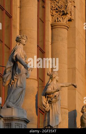 BUDAPEST, UNGARN - 28. Aug 2019: Eine vertikale Aufnahme der weiblichen Statue in der Andrassy Straße in Budapest, Ungarn Stockfoto