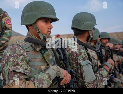 Die Auszubildenden der afghanischen Nationalarmee stehen während eines Besuchs des stellvertretenden afghanischen Verteidigungsministers Dr. Yasin Zia und des Befehlshabers der Resolute Support General Scott Miller in Kabul, Afghanistan, am 3. März 2020 in Ausbildung. Resolute Support ist eine von der NATO geleitete Mission (Organisation des Nordatlantikvertrags), die die afghanischen nationalen Verteidigungs- und Sicherheitskräfte und -Institutionen ausbildet, berät und unterstützt. (USA Army Reserve Foto von SPC. Jeffery J. Harris/veröffentlicht) Stockfoto