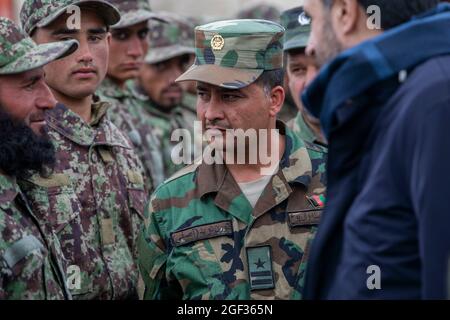 Die Auszubildenden der afghanischen Nationalarmee stehen während eines Besuchs des afghanischen Verteidigungsministers Asadullah Khalid, des stellvertretenden Verteidigungsministers Dr. Yasin Zia und des Befehlshabers der Resolute Support, General Scott Miller, in Kabul, Afghanistan, am 5. März 2020 in Ausbildung. Resolute Support ist eine von der NATO geleitete Mission (Organisation des Nordatlantikvertrags), die die afghanischen nationalen Verteidigungs- und Sicherheitskräfte und -Institutionen ausbildet, berät und unterstützt. (USA Army Reserve Foto von SPC. Jeffery J. Harris/veröffentlicht) Stockfoto