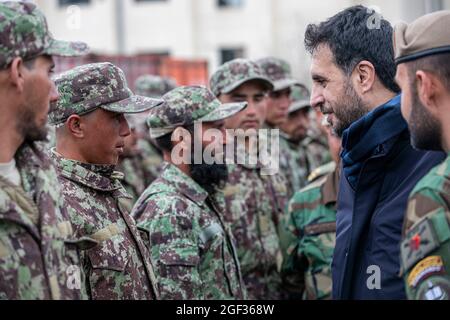 Die Auszubildenden der afghanischen Nationalarmee stehen während eines Besuchs des afghanischen Verteidigungsministers Asadullah Khalid, des stellvertretenden Verteidigungsministers Dr. Yasin Zia und des Befehlshabers der Resolute Support, General Scott Miller, in Kabul, Afghanistan, am 5. März 2020 in Ausbildung. Resolute Support ist eine von der NATO geleitete Mission (Organisation des Nordatlantikvertrags), die die afghanischen nationalen Verteidigungs- und Sicherheitskräfte und -Institutionen ausbildet, berät und unterstützt. (USA Army Reserve Foto von SPC. Jeffery J. Harris/veröffentlicht) Stockfoto