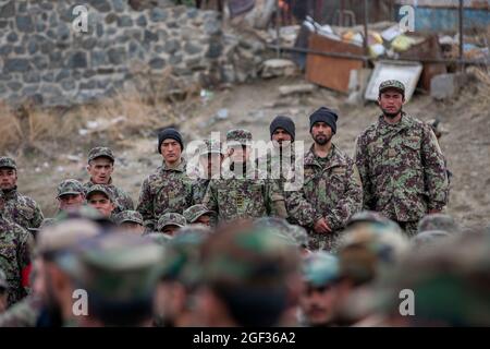 Die Auszubildenden der afghanischen Nationalarmee warten auf die Begrüßung durch den afghanischen Verteidigungsminister Asadullah Khalid, den stellvertretenden Verteidigungsminister Dr. Yasin Zia und den Befehlshaber der Resolute Support, General Scott Miller, in Kabul, Afghanistan, 5. März 2020. Resolute Support ist eine von der NATO geleitete Mission (Organisation des Nordatlantikvertrags), die die afghanischen nationalen Verteidigungs- und Sicherheitskräfte und -Institutionen ausbildet, berät und unterstützt. (USA Army Reserve Foto von SPC. Jeffery J. Harris/veröffentlicht) Stockfoto