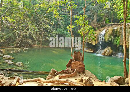 Berühmter tropischer Regenwald-Dschungel-Wasserfall im Erawan National Park in Kanchanaburi in Thailand. Stockfoto