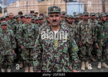 Die Auszubildenden der afghanischen Nationalarmee stehen in Formation hinter ihrem Bohrlehrer, während sie auf einen Besuch des afghanischen Verteidigungsministers Asadullah Khalid, des stellvertretenden Verteidigungsministers Dr. Yasin Zia und des Befehlshabers der Resolute Support, General Scott Miller, in Kabul, Afghanistan, am 5. März 2020 warten. Resolute Support ist eine von der NATO geleitete Mission (Organisation des Nordatlantikvertrags), die die afghanischen nationalen Verteidigungs- und Sicherheitskräfte und -Institutionen ausbildet, berät und unterstützt. (USA Army Reserve Foto von SPC. Jeffery J. Harris/veröffentlicht) Stockfoto