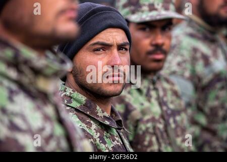 Die Auszubildenden der afghanischen Nationalarmee stehen während eines Besuchs des afghanischen Verteidigungsministers Asadullah Khalid, des stellvertretenden Verteidigungsministers Dr. Yasin Zia und des Befehlshabers der Resolute Support, General Scott Miller, in Kabul, Afghanistan, am 5. März 2020 in Ausbildung. Resolute Support ist eine von der NATO geleitete Mission (Organisation des Nordatlantikvertrags), die die afghanischen nationalen Verteidigungs- und Sicherheitskräfte und -Institutionen ausbildet, berät und unterstützt. (USA Army Reserve Foto von SPC. Jeffery J. Harris/veröffentlicht) Stockfoto