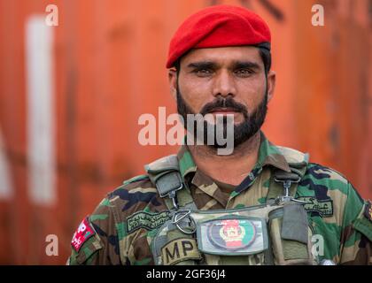 Ein Polizist der afghanischen Nationalarmee wartet auf die Begrüßung durch den afghanischen Verteidigungsminister Asadullah Khalid, den stellvertretenden Verteidigungsminister Dr. Yasin Zia und den Befehlshaber der Resolute Support, General Scott Miller, in Kabul, Afghanistan, 5. März 2020. Resolute Support ist eine von der NATO geleitete Mission (Organisation des Nordatlantikvertrags), die die afghanischen nationalen Verteidigungs- und Sicherheitskräfte und -Institutionen ausbildet, berät und unterstützt. (USA Army Reserve Foto von SPC. Jeffery J. Harris/veröffentlicht) Stockfoto