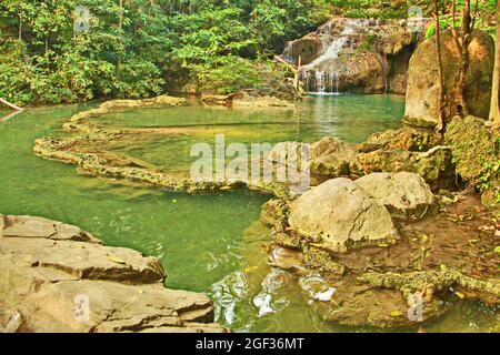 Berühmter tropischer Regenwald-Dschungel-Wasserfall im Erawan National Park in Kanchanaburi in Thailand. Stockfoto