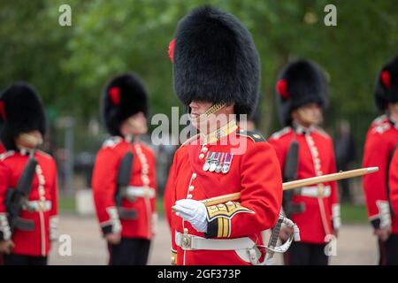 Wellington Barracks, London, Großbritannien. 23. August 2021. Vorbereitungen in den Wellington Barracks für die feierliche Wachablösung mit Musik im Buckingham Palace nach der längsten Pause seit dem 2. Weltkrieg aufgrund der Einschränkungen des Coronavirus im März 2020. Die 3 Kompanie des 1. Bataillons Coldstream Guards wird inspiziert, bevor sie diese erste volle zeremonielle Aufgabe in Begleitung der Band der Coldstream Guards übernimmt. Quelle: Malcolm Park/Alamy Live News Stockfoto