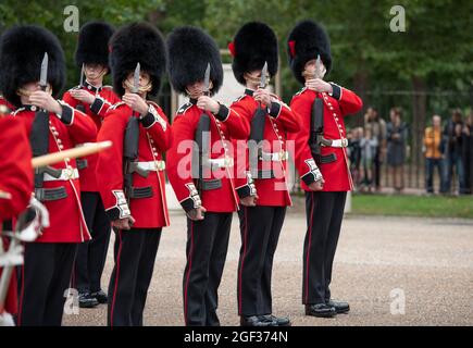 Wellington Barracks, London, Großbritannien. 23. August 2021. Vorbereitungen in den Wellington Barracks für die feierliche Wachablösung mit Musik im Buckingham Palace nach der längsten Pause seit dem 2. Weltkrieg aufgrund der Einschränkungen des Coronavirus im März 2020. Die 3 Kompanie des 1. Bataillons Coldstream Guards wird inspiziert, bevor sie diese erste volle zeremonielle Aufgabe in Begleitung der Band der Coldstream Guards übernimmt. Quelle: Malcolm Park/Alamy Live News Stockfoto