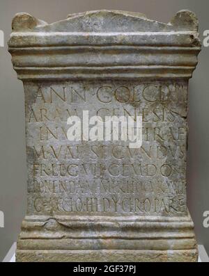 Altar mit Inschrift dem gott Mithras gewidmet. Marmor. 66 x 47 x 25 cm. 2. Jahrhundert n. Chr. Nationalmuseum für Römische Kunst Merida, Provinz Badajoz, Stockfoto