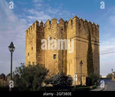 Spanien, Andalusien, Cordoba. Der Calahorra Tower. Befestigtes Tor, das sich südlich der römischen Brücke erhebt. Ursprünglich von den Mauren und Exten gebaut Stockfoto