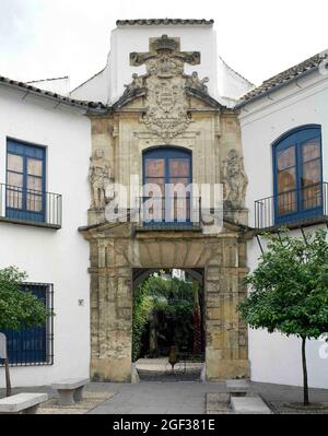 Spanien, Andalusien, Cordoba. Viana Palace. Renaissance-Fassade aus dem 16. Jahrhundert von Juan de Ochoa, schräg am Don Gome Platz. Das Ensemble wird gekrönt, ov Stockfoto