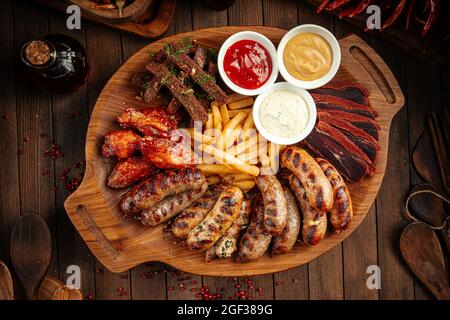 Holztablett mit Bier Vorspeisen Set Sortiment Stockfoto