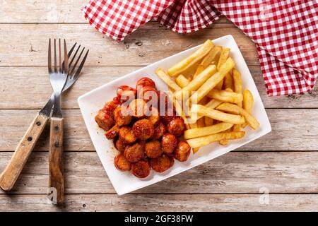 Traditionelle deutsche Currywurst auf Holztisch Stockfoto