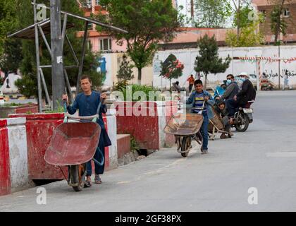 Afghanische Kinder arbeiten in den Straßen von Kabul, Afghanistan, 29. April 2020. (USA Army Reserve Foto von SPC. Jeffery J. Harris/veröffentlicht) Stockfoto