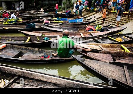 Non Exclusive: BARISHAL, BANGLADESH, AUGUST 20: Luftaufnahme der Verkäufer kommen am Bhimruli Floating Market an, mit Guavas, die auf ihrem Boot transportiert werden Stockfoto