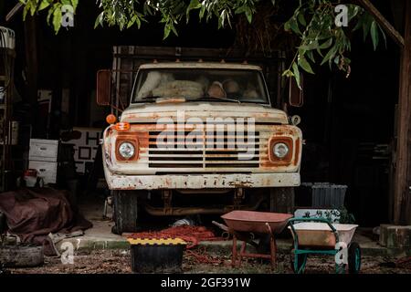 Ein verrostet alter antiker amerikanischer Pick-up Truck Stockfoto