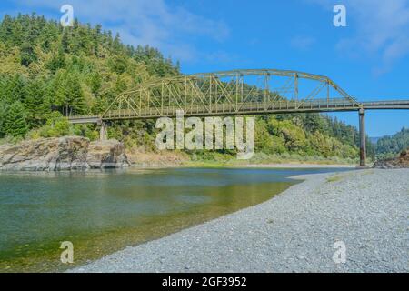 Die Brücke über den Rogue River in der Wildnis von Oregon Stockfoto