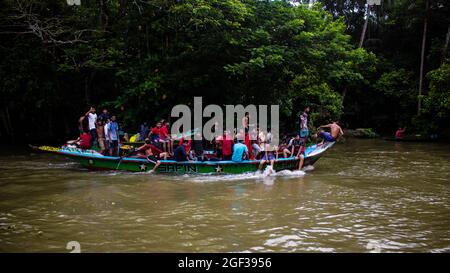 Non Exclusive: BARISHAL, BANGLADESCH, AUGUST 20: Eine Gruppe junger Jungs auf dem Schnellboot, das auf den Bhimruli Floating Market, Bhimruli, zufährt Stockfoto